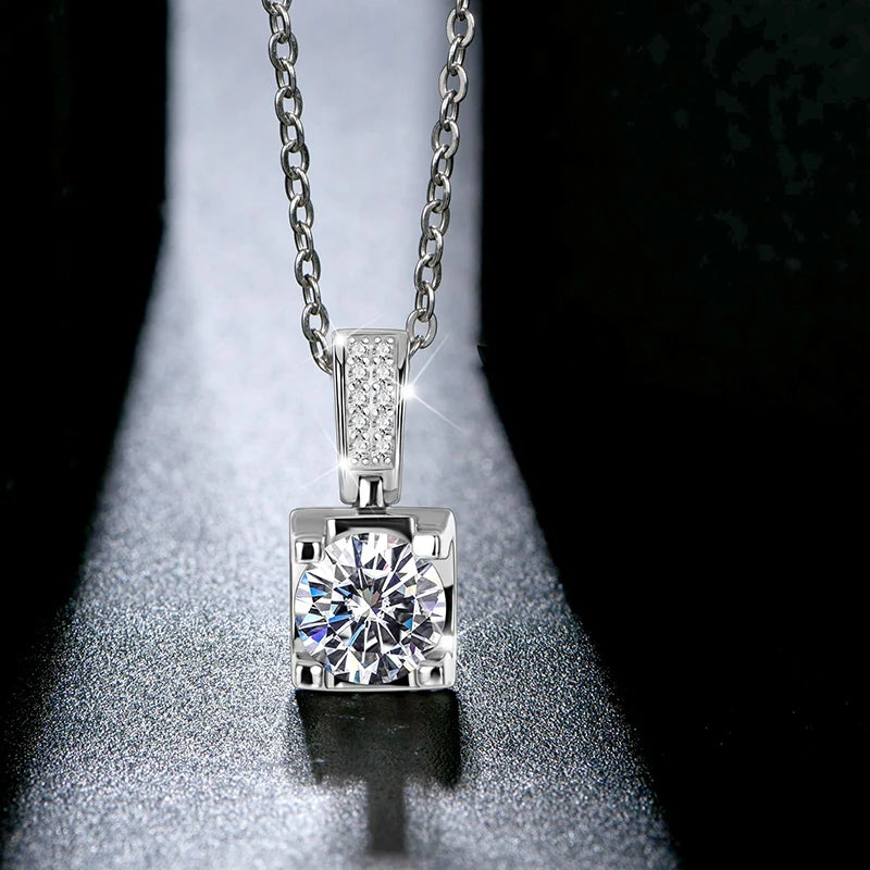 Held - Round Cut Moissanite Pendant Necklace | IL0000