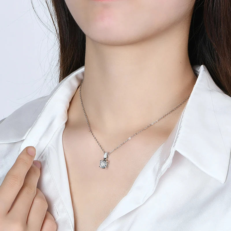 Held - Round Cut Moissanite Pendant Necklace | IL0000