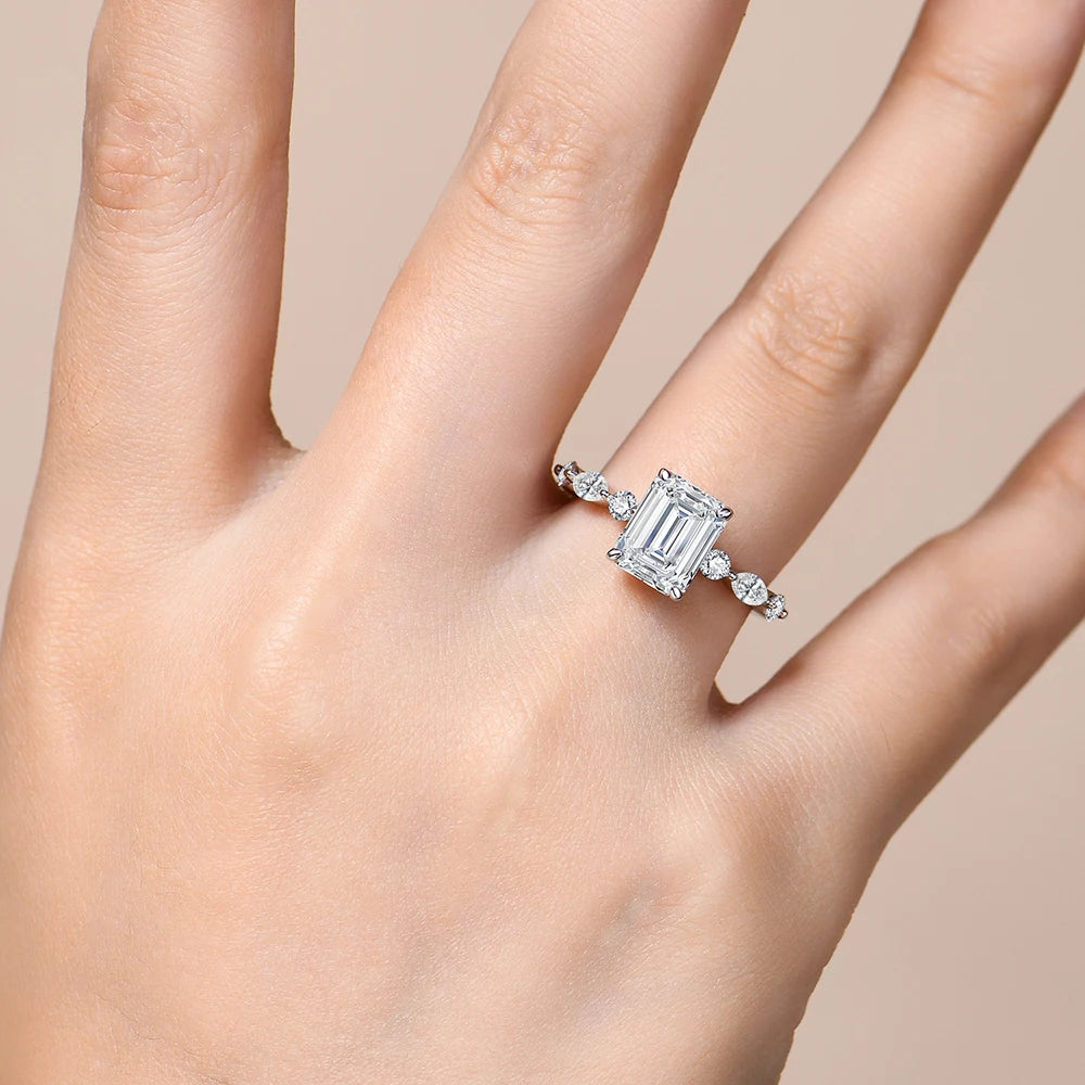 Exceptional Emerald Cut Moissanite Ring | IL0000