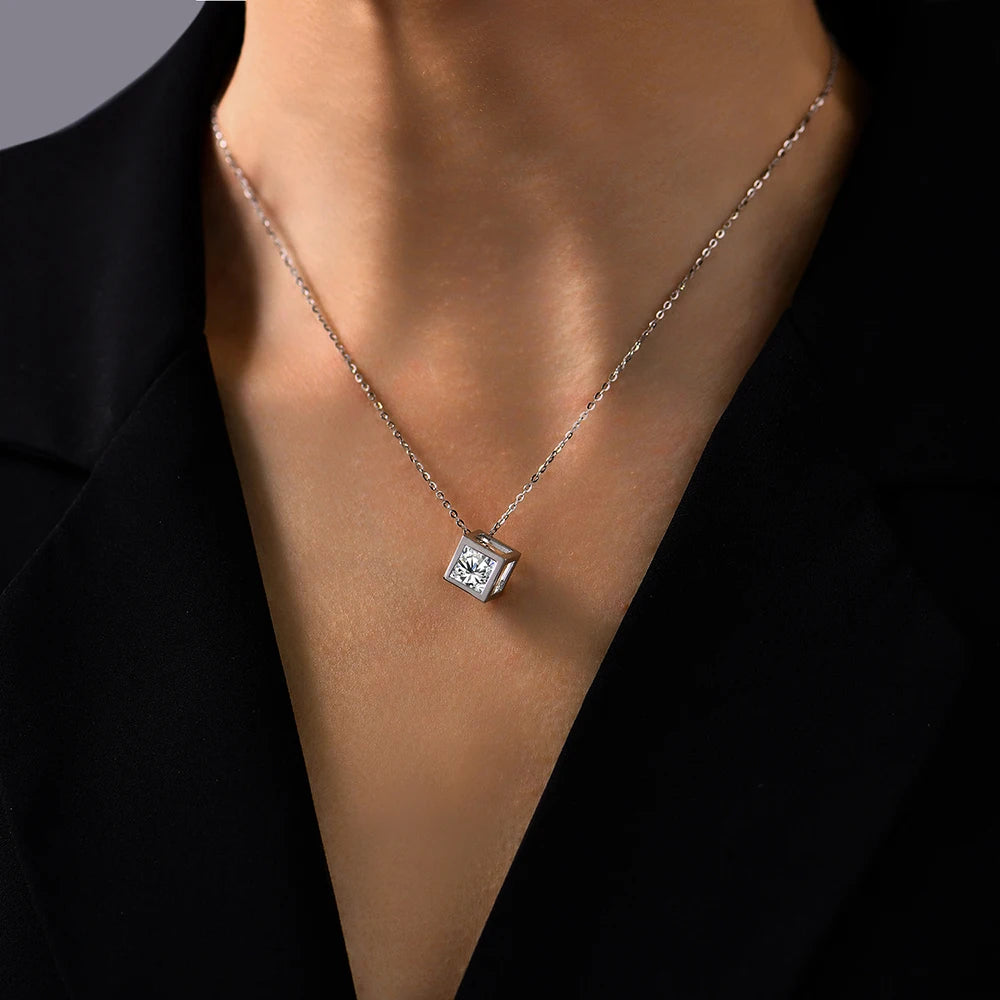 The Cube - Round Cut Moissanite Necklace | IL0000