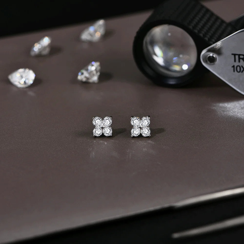 Minimal Clover Moissanite Stud Earrings | IL0000